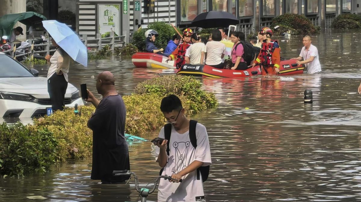 Nejméně deset mrtvých si vyžádaly bleskové záplavy na severu Číny